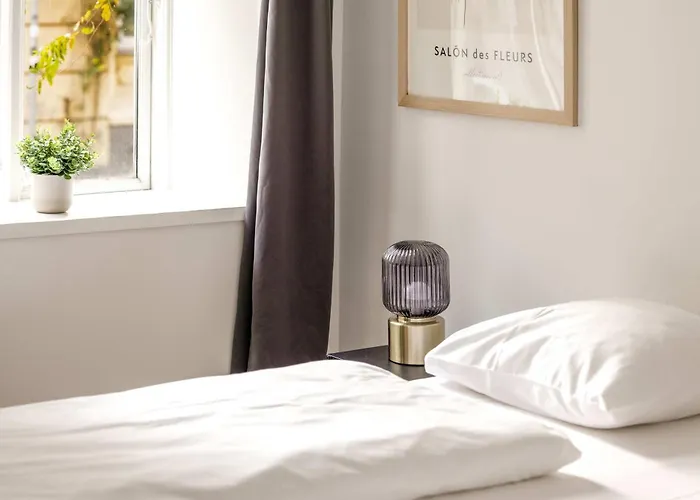 Brand New Aparment By The Lakes Апартаменты *